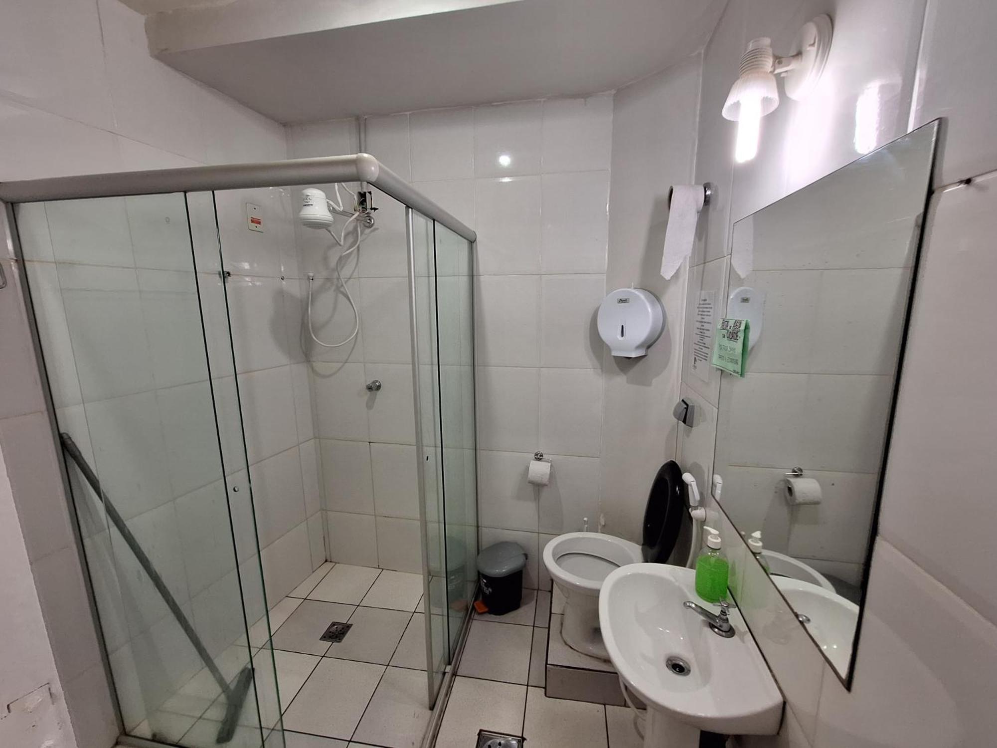 Quarto com Cama de Casal ou 2 de Solteiro e Banheiro Privativo